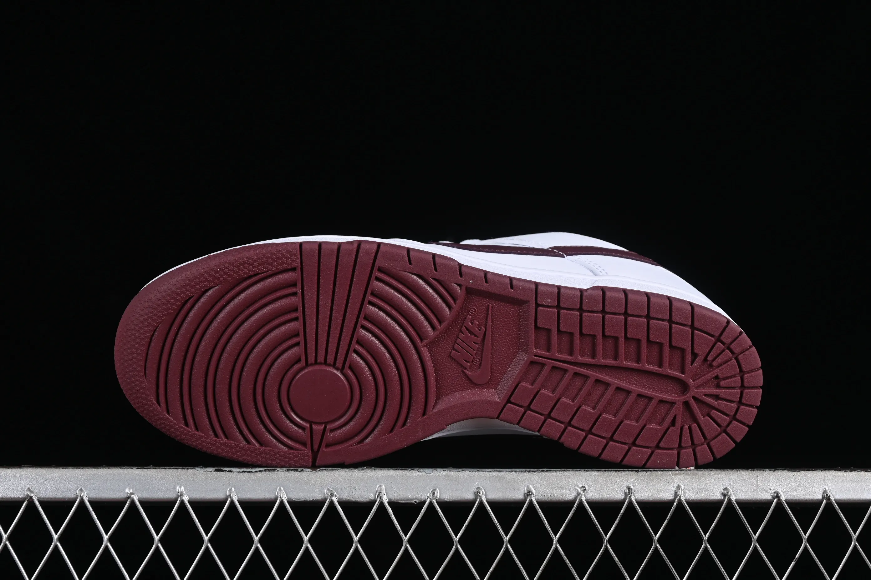 All categories Nk SB Dunk series Nk SB Dunk Low low-top sneakers Nk SB Dunk Low white and red color low-top casual sports skateboard shoes DV0831-102